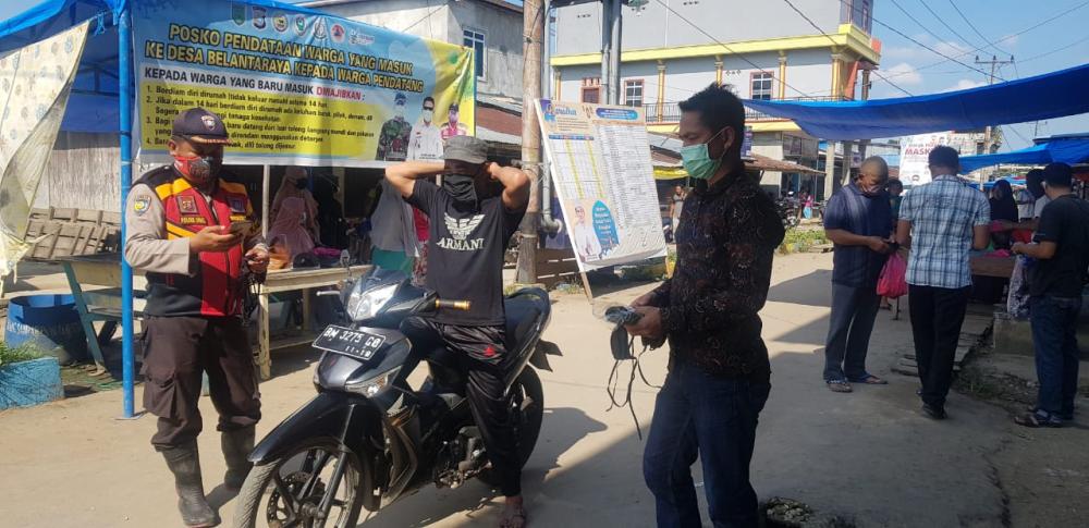 *Pemdes Belantaraya Bagikan 2000 Pcs Masker Gratis Kepada Masyarakat*