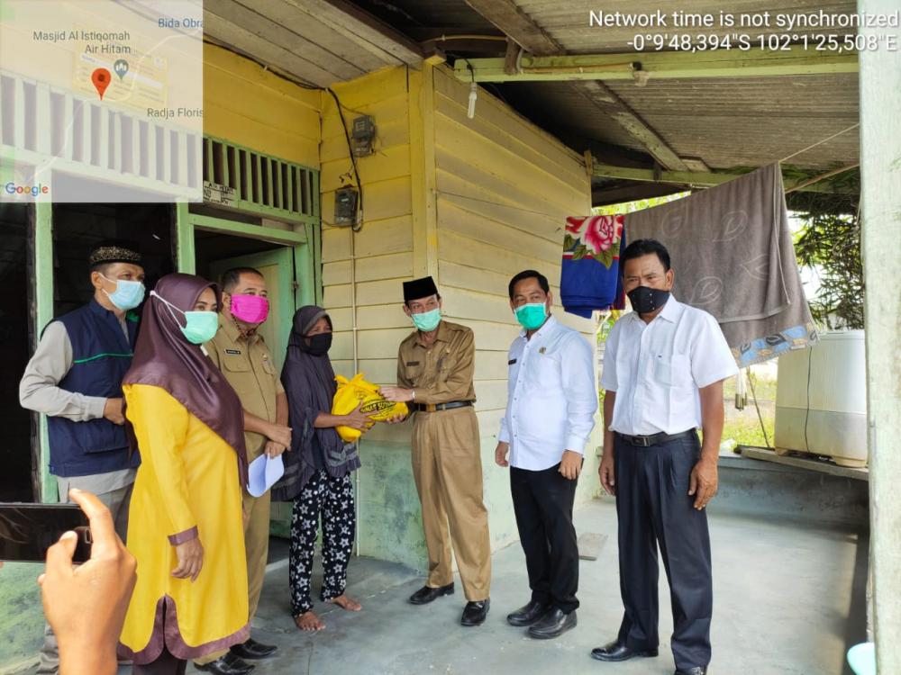 Wakil Bupati Pelalawan Serahkan Bantuan Sembako Kepada Warga Korban Banjir Di Dua Desa Yang Ada Di Kecamatan Ukui
