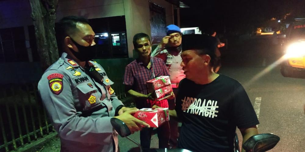 Polres Kampar Kembali Bagikan Nasi Kotak untuk Sahur Bagi Warga Terdampak Covid-19