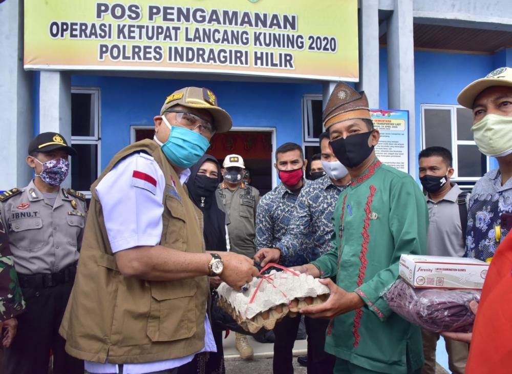 Tinjau Posko Gugus Tugas Covid-19 Kecamatan Tanah Merah Wabup  Serahkan Paket Sembako Kepada Petugas