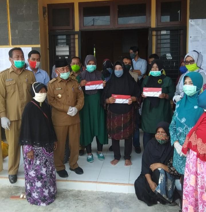 Bupati Pelalawan Serahkan Bantuan Sembako Dari TP PKK Kabupaten Pelalawan  Kepada Warga Di Kecamatan Langgam