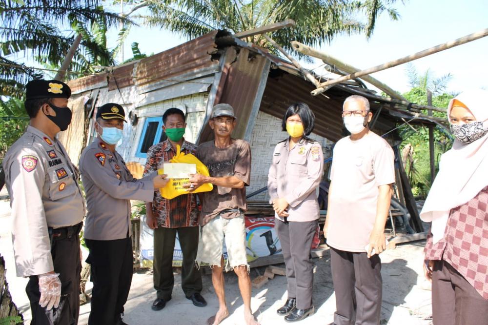 Warga Kurang Mampu Terharu Mendapat Bantuan Sembako dan Santunan Dari Polres Sergai 