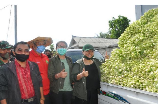 Bupati Tabanan Bali,Borong 10 Ton Sayur Sawi Di Bagikan Gratis Kepada Masyarakat