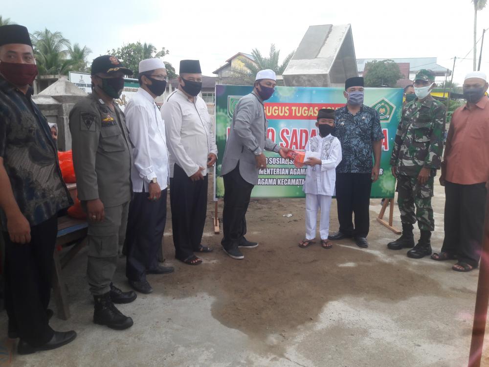 kemanag inhil dan Kecamatan Tembilahan Hulu bagikan brosur sampaikan imbauan bupati cegah Penyebaran covid 19