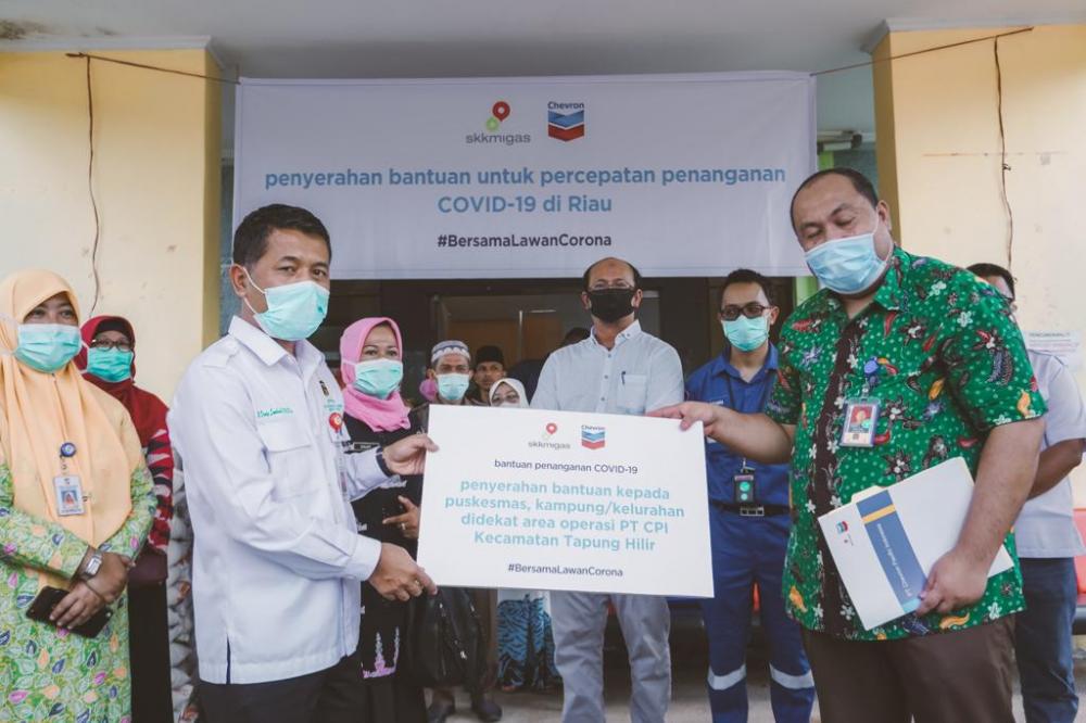 Bupati Kampar di wakil kadis kesehatan Terima Bantuan Dari PT.CPI Untuk Percepatan Penanganan Covid-19.