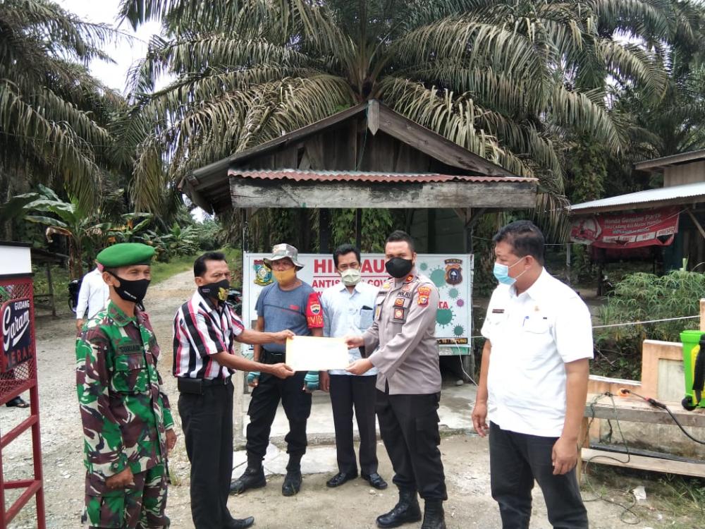 Kunjungi Relawan Covid-19 di Wilayah Lima Desa, Upika Tapung Hulu Berikan Piagam Penghargaan