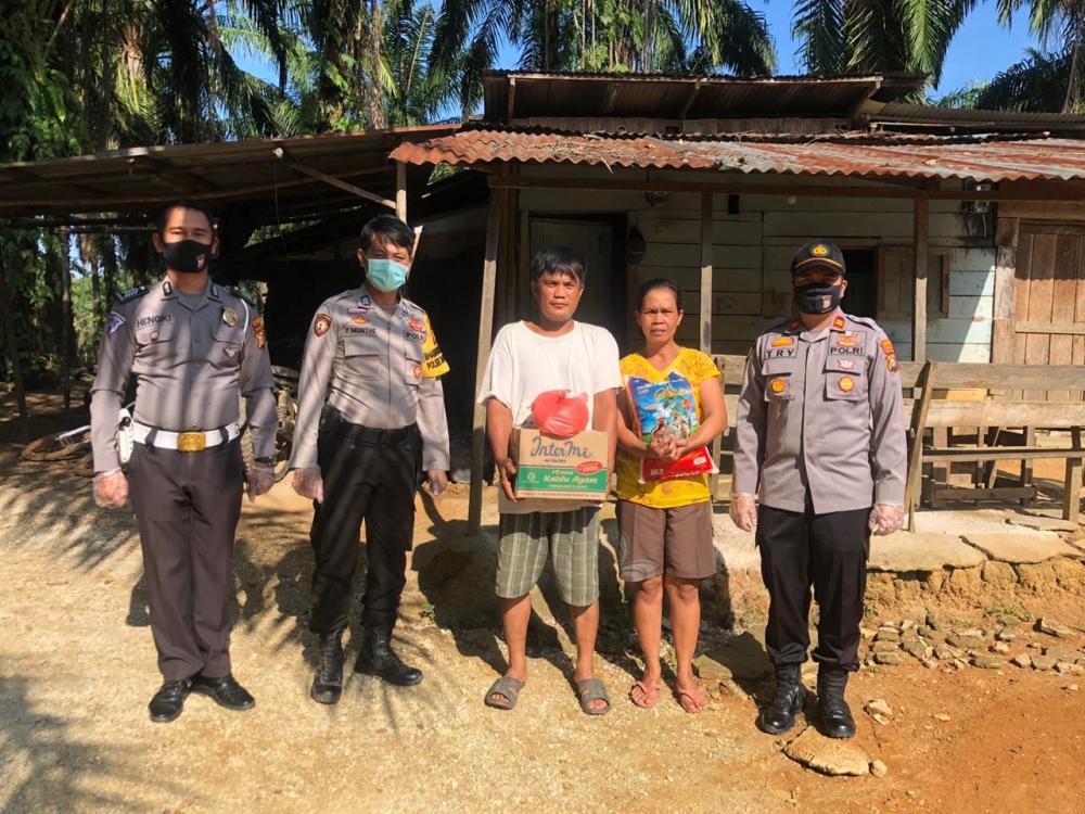 Polsek Tapung Hulu dan Bhayangkari Ranting Tapung Hulu Bagikan Sembako dan Bibit 