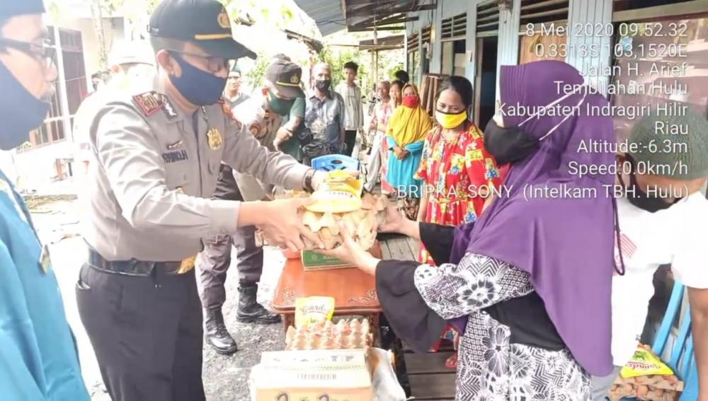 Jum'at Amal, Polsek Tembilahan Hulu Berikan Bantuan kepada Korban Kebakaran