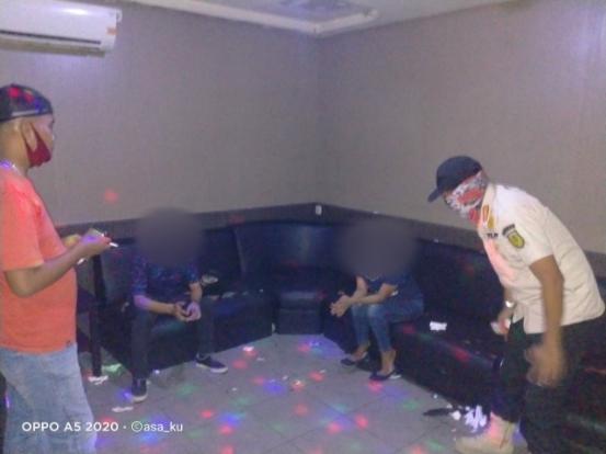 Karaoke Buka Saat Pandemi Covid 19 Petugas Amankan Satu Pasang Pria dan Wanita di Tembilahan