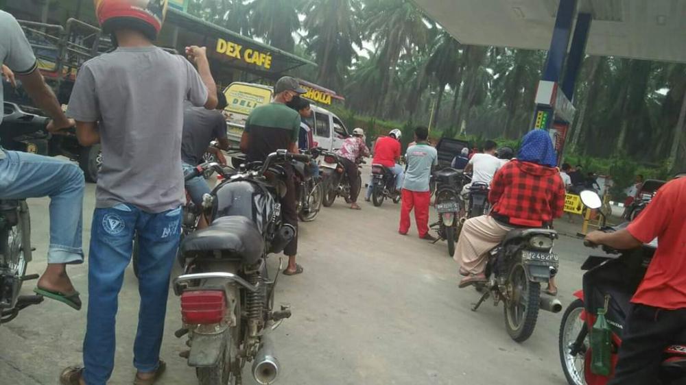 Viral, Antrian Tukang Langsir BBM Subsidi di SPBU Trikencana KM 12, Dikeluhkan Warga