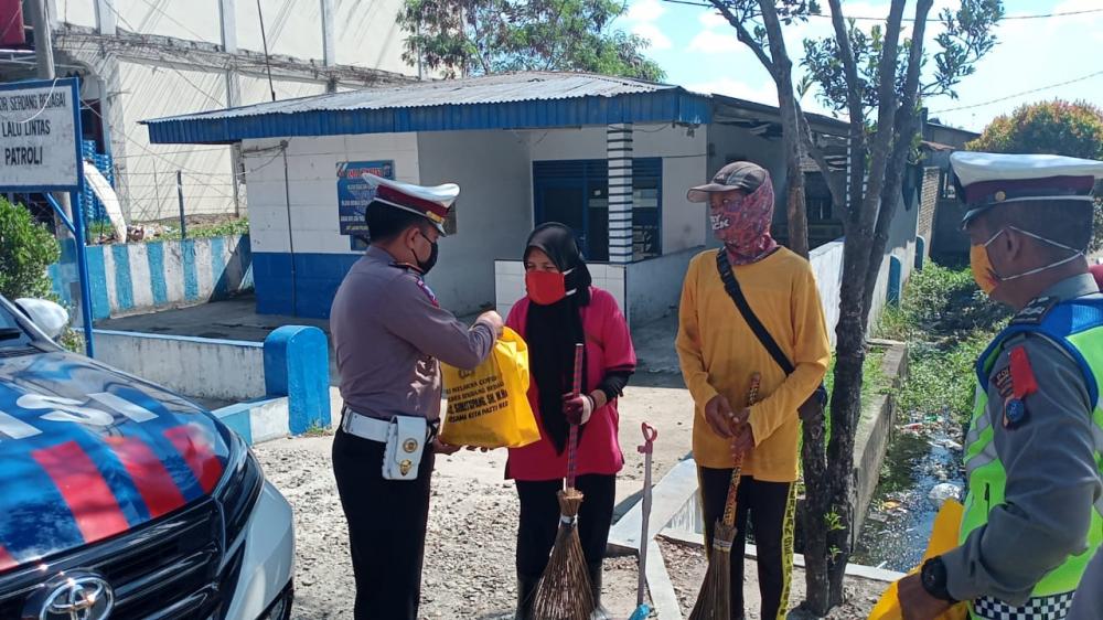 Sat Lantas Polres Sergai Bagikan 30 Paket Kepada Tukang Sapu Jalan 