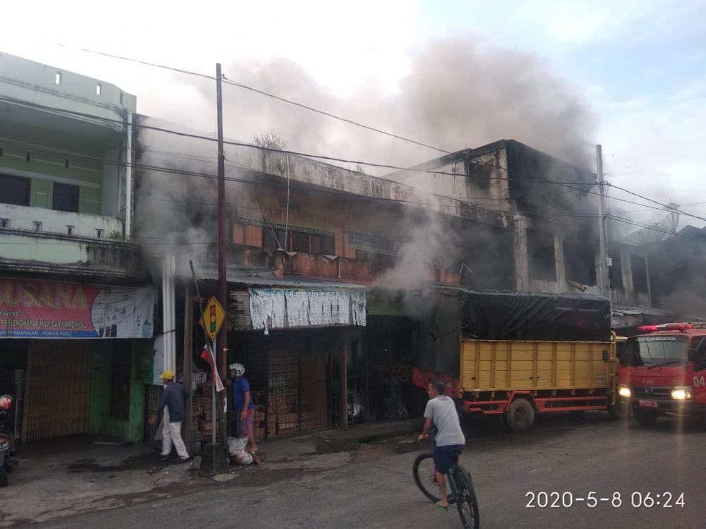 Dua Ruko Barang Grosiran  Di Pasir Pangaraian Lesap Dilahab Api   