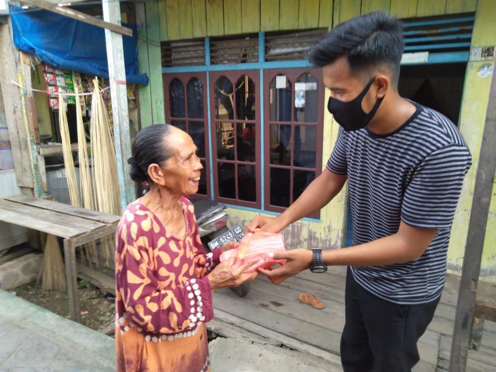 Setelah Takjil, Kwarcab Pramuka Inhil Bagikan Ayam Geprek