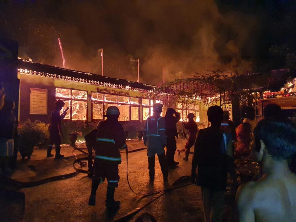 Diduga Konsleting Listrik, Tengah Malam SMPN 7 Pekanbaru Hangus Terbakar