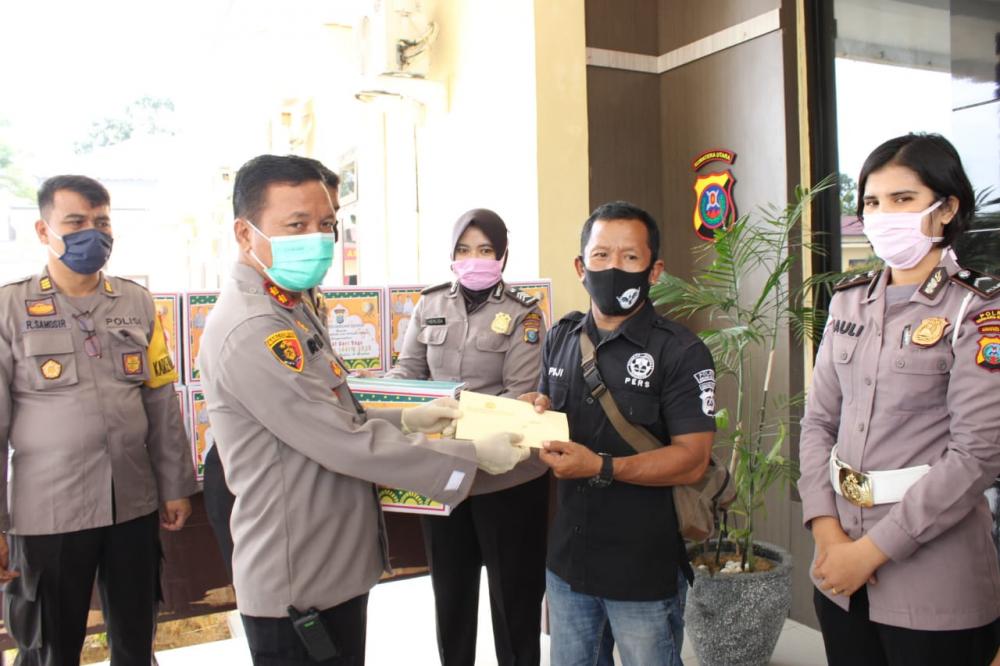 Jelang Idul Fitri 1441 H, Kapolres Sergai Serahkan 45 Paket Bingkisan  Kepada Insan Pers