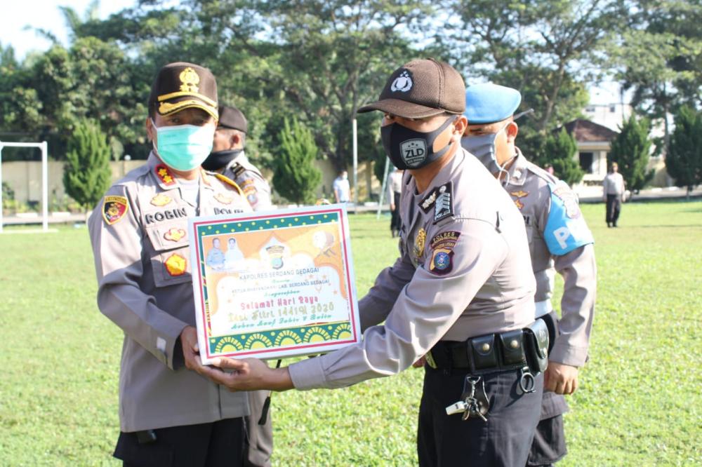 Kapolres Sergai Serahkan Bingkisan Paket Lebaran Kepada Personel