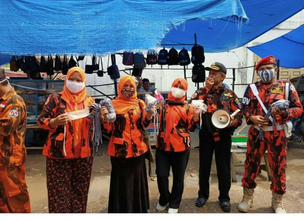Putus Rantai Penyebaran Covid-19, Pemuda Pancasila Rohil Bagikan Masker 