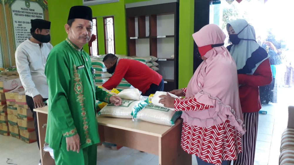 Peduli Dampak Covid-19, Kelurahan Batu panjang Salurkan 450 Sembako Kepada Masyarakat yang Terdampak