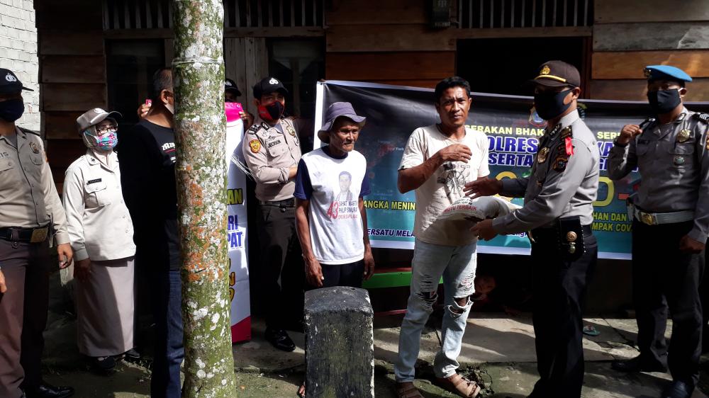 Polsek Rupat Gelar Baksos Serentak,Berikan Sembako pada Warga Kurang Mampu