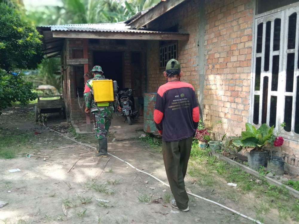 Upayakan Memutus Mata Rantai Penyebaran Covid-19, Babinsa Koramil 05/RupatAjak Warga Semprotkan Disinfektan.