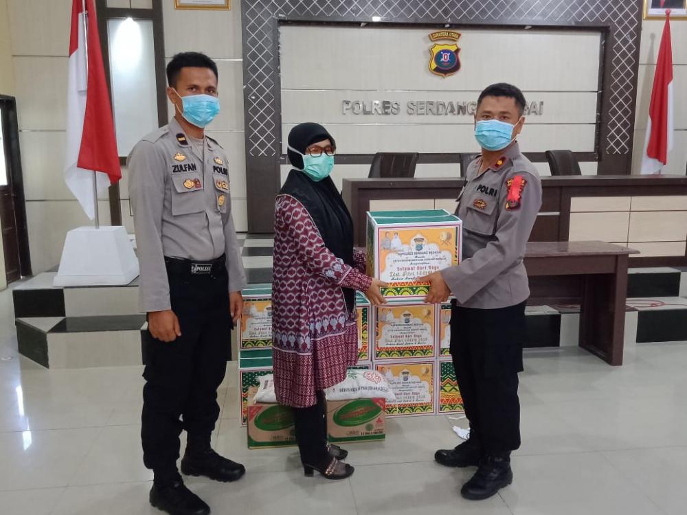 Kapolres Sergai Bagikan Bingkisan Lebaran  Kepada Purnawirawan dan Warakauri