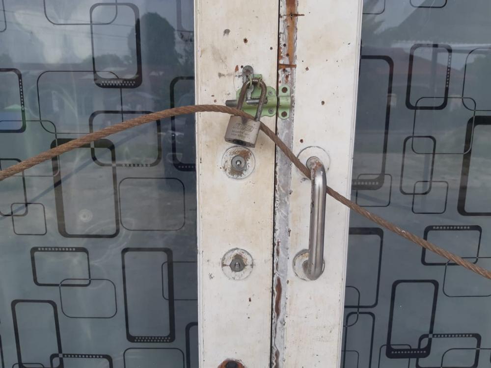 Karena Komisi Penjualan Ruko belum terbayar, Ruko Tiga Pintu di Segel oleh penghubung 