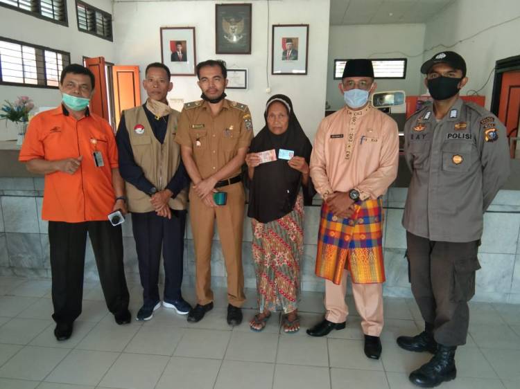 101 Warga Kelurahan Rawang Empat Terima Bantuan Sosial Tunai