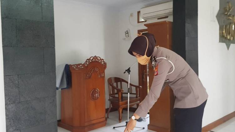 Personil Polres Banjar Bersihkan Mesjid di Area Mapolres dan Mapolsek