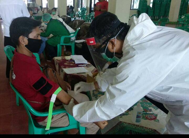 Walikota Banjar Saksikan Rapid Test Massal Jemaah Mesjid Agung