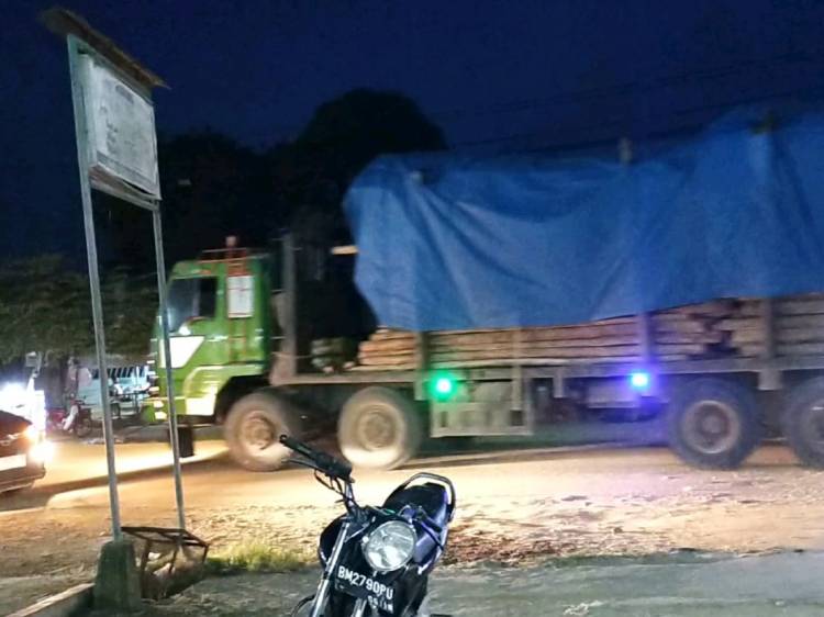 Truk Akasia dan CPO Kembali Melintas Jalan Simpang Pujud