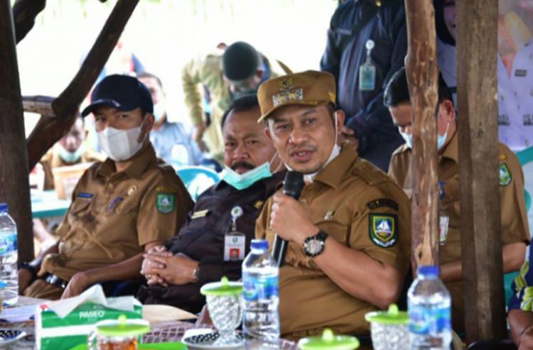 Wabup Bengkalis Bagus Santoso Temui Petani Sambil Ikut Memanen Cabe