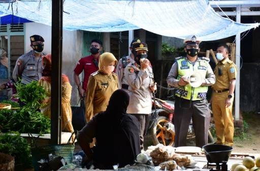 Kompak, Kapolres Banjar  Beserta Walikota Banjar Lakukan Imbauan Prokes dan Bagikan Masker