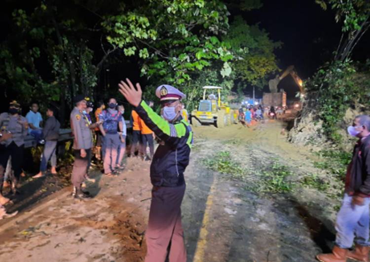 Kapolres Kampar Koordinir Penanganan Longsor di KM 77 Jalan Lintas Riau-Sumbar Hingga Tuntas