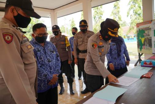 Kapolres Banjar Polda Jabar Cek Kesiapan dan Kelengkapan Data di Posko PPKM Mikro Tingkat Desa
