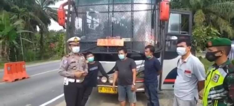 Beralih Fungsi Jadi Kendaraan Paket,  Satu Unit Bus Harus Putar Balik Di Perbatasan Inhil &ndash; Jambi.