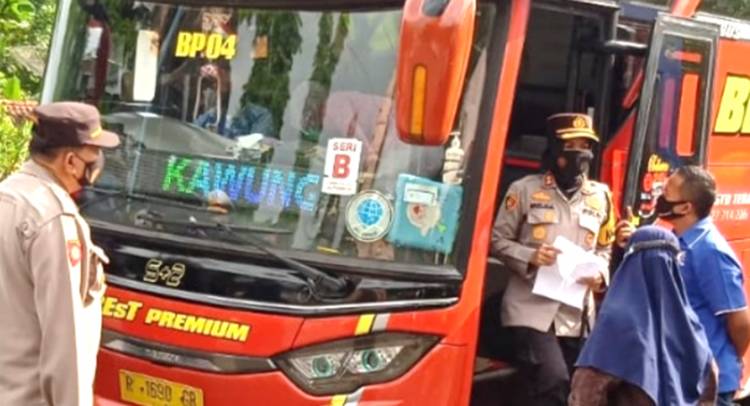Polres Banjar Polda Jabar Lakukan Tes Rapid Antigen Gratis di Pos Penyekatan Arus Balik Cijolang