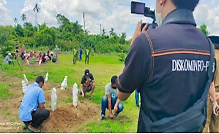 Tim Satgas Covid-19 Inhil Tempuh Tindakan Tegas, Pelanggar Prokes di Sanksi Bersihkan Makam Pasien Covid-19