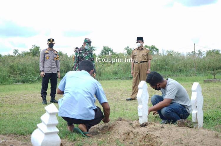 Sanksi Pelanggar Prokes, Bupati Inhil Awasi Pembersihan Makam Covid-19