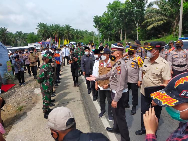 Tinjau Pos Penyekatan di Perbatasan Riau-Sumut, Kapolda Riau Didampingi Forkopimda Rohil