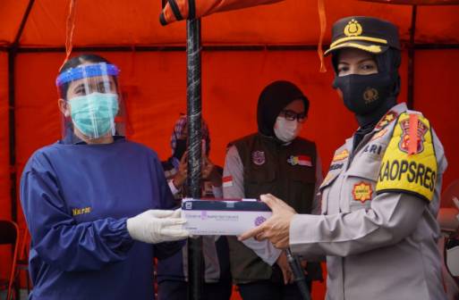 Kapolres Banjar Serahkan Alat Swab  Antigen  kepada DinKes Kota Banjar