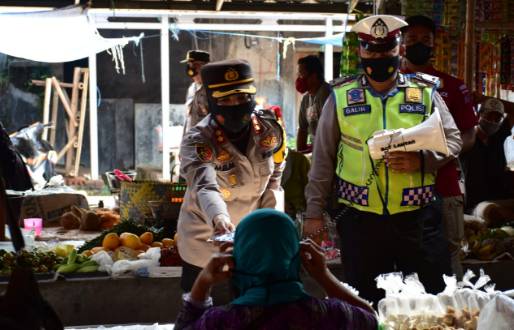 Kapolres Banjar Membagikan Masker Gratis di Pasar Sampih Kecamatan Langensari