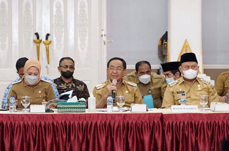 Bupati Inhil HM WARDAN Ikuti Rakoor Pasca Kebijakan Larangan Ekspor CPO Bersama Gubri