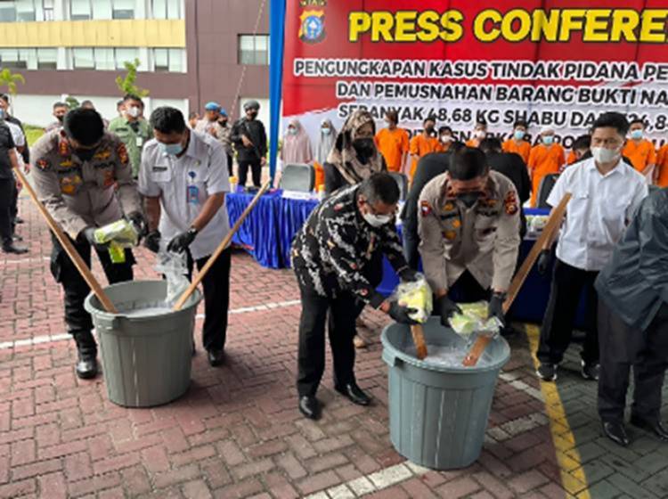 Polda Riau Musnahkan 48,68 Kg Sabu, 14 Pelaku Digulung