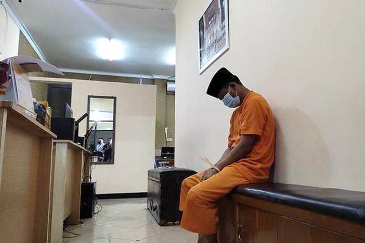 Entah Setan Apa yang Merasuki Guru Ngaji Ini Hingga Tega Cabuli Dua Kakek Renta