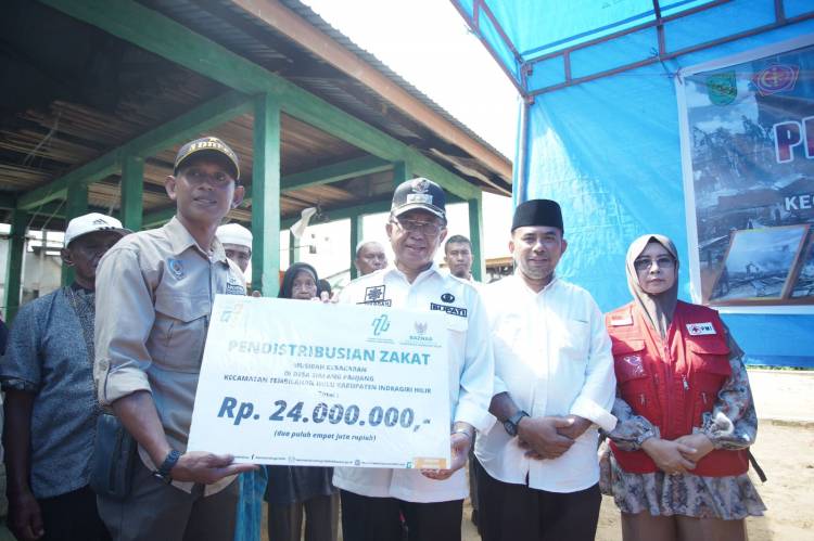  Turut Rasakan Duka Mendalam, Bupati HM WARDAN Tinjau dan Serahkan Bantuan Kepada Korban Kebakaran Desa Sialang Panjang