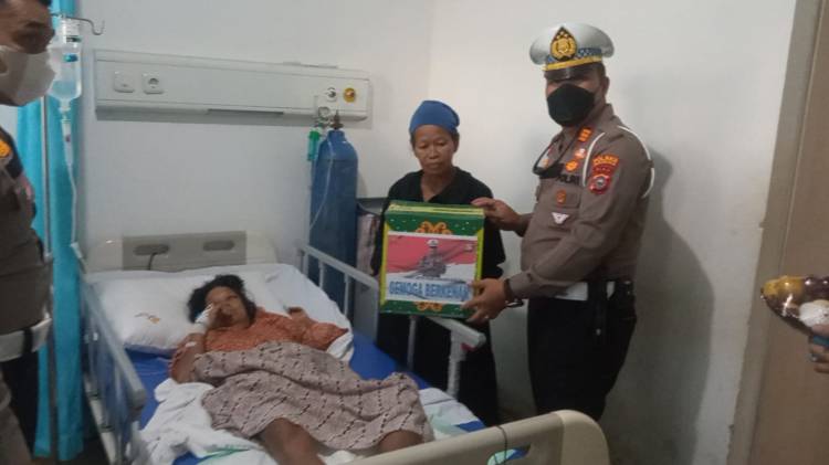 Sat Lantas Polres Inhil Jenguk Korban Kecelakaan dan Beri Bantuan