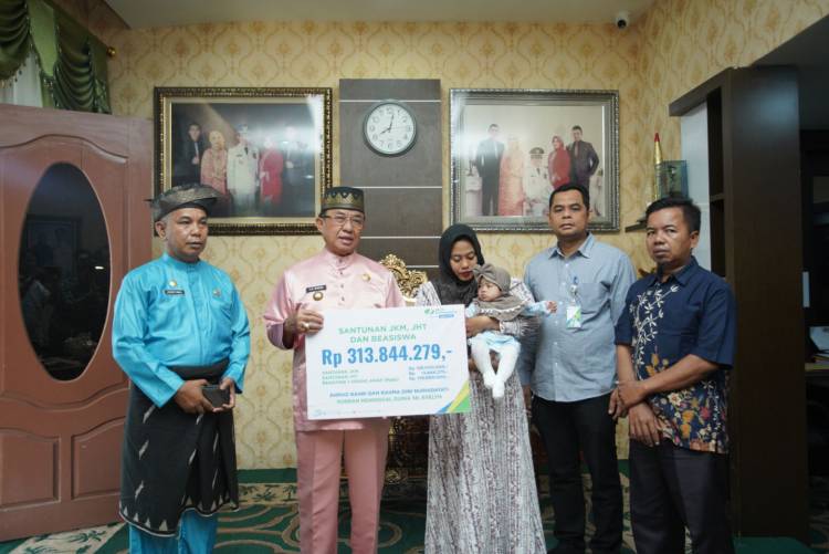 Bupati Inhil HM WARDAN Salurkan Santunan  Kematian 313 Juta Dari BP Jamsostek Kepada Ahli Waris Penumpang SB Evelyn Calisca