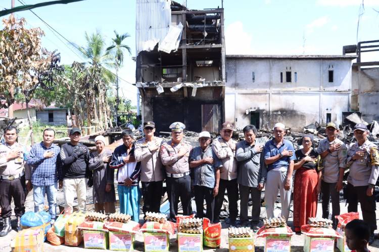 Polres Inhil Serahkan Bantuan kepada Korban Kebakaran di Sialang Panjang
