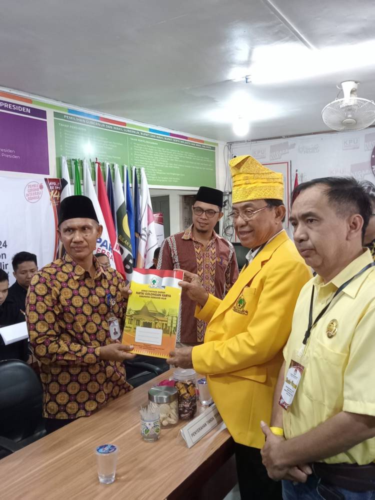 Daftarkan Calegnya Ke KPUD, Ketua DPD Golkar HM Wardan Targetkan Lebih 9 Kursi DPRD Inhil.