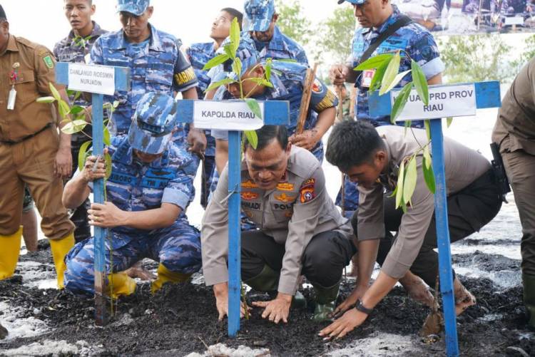 Wakapolda Riau Bersama Danrem 031 WB Pimpin Penanaman Mangrove Nasional Secara Serentak Di Dumai